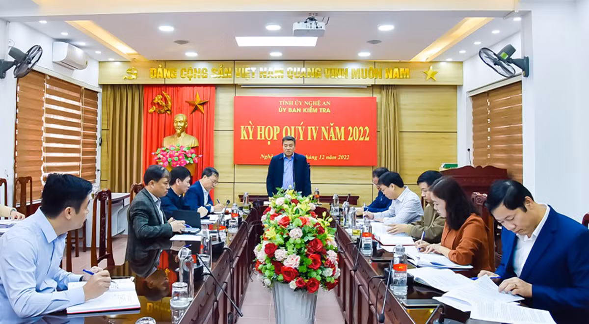 Bi thu huyen uy o Nghe An bi de nghi ky luat vi nhan dat khong qua dau gia