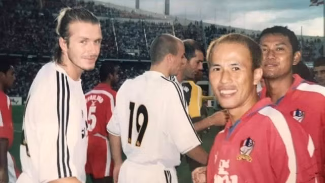 Therdsak Chaiman (Thái Lan): Therdsak Chaiman chỉ cao 1m64 nhưng điều đó không thể ngăn cản tiền vệ này toả sáng và giúp “Voi chiến” vô địch AFF Cup 2002. Ở trận chung kết gặp Indonesia năm đó, Therdsak Chaiman ghi 1 bàn giúp Thái Lan hoà 2-2 trước Indonesia trong thời gian thi đấu chính thức. Ở loạt đá luân lưu, Therdsak Chaiman thể hiện sự bình tĩnh khi đá thành công quả 11m và giúp Thái Lan thắng 4-2.