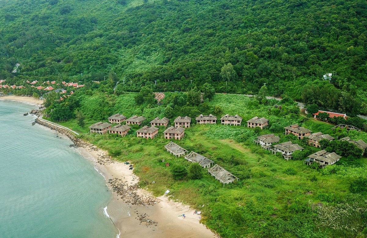 Hang loat biet thu, resort bo hoang o ven bien Da Nang