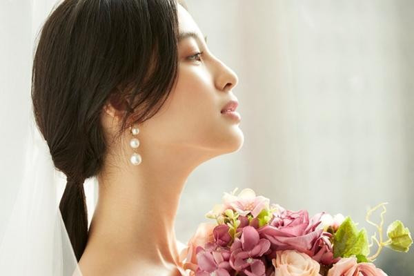 Chong cu tang mon qua cuoi khien khach moi xon xao