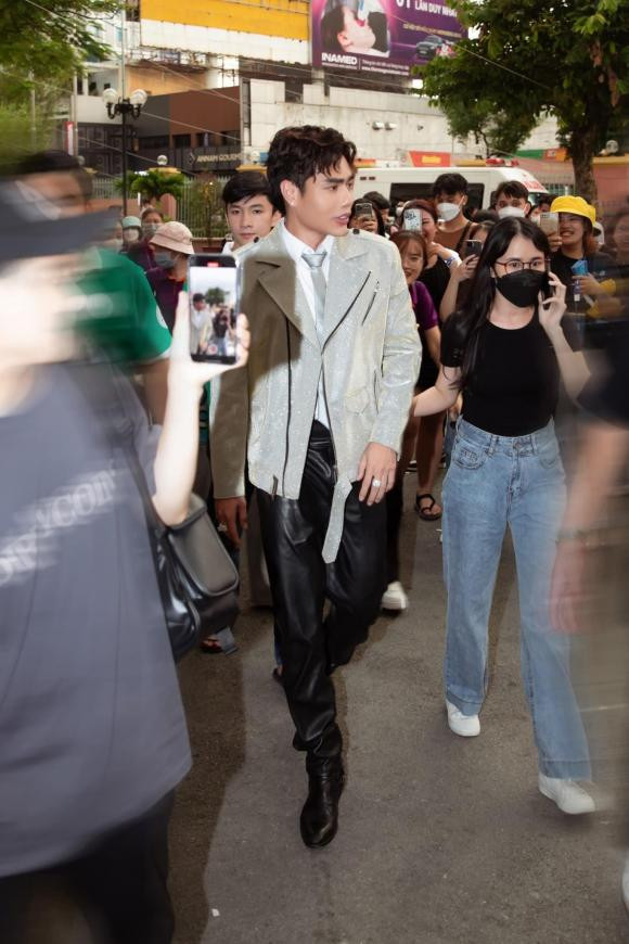 Le Duong Bao Lam xin loi vo vi ton gan 50 trieu lam ca si-Hinh-3