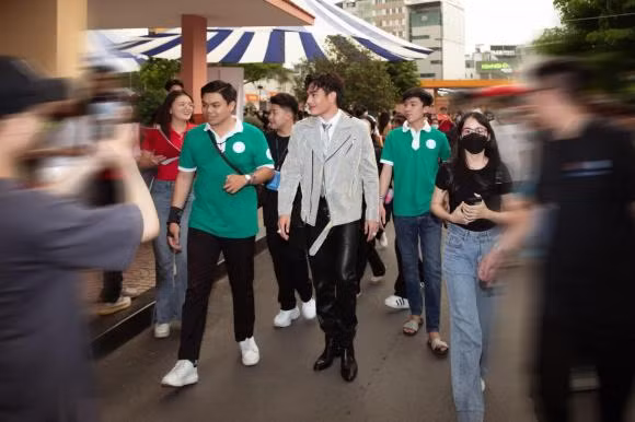 Le Duong Bao Lam xin loi vo vi ton gan 50 trieu lam ca si-Hinh-4