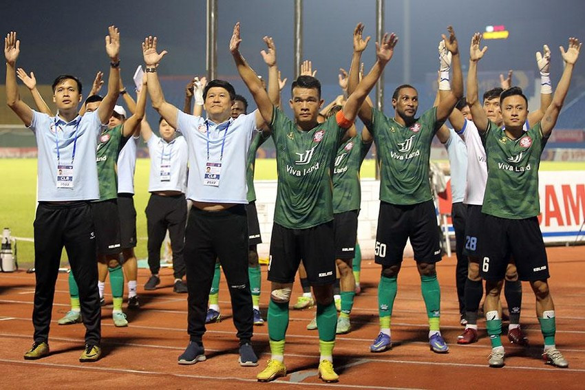 Trong tai ngoai va long tu trong cua CLB