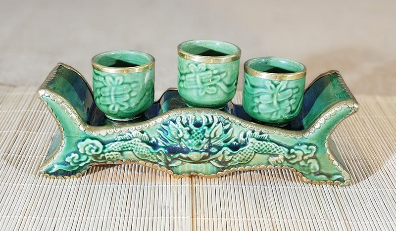 Ý nghĩa với 3 ly trên kỷ nước thờ: Thể hiện tấm lòng thành tâm của người âm dâng lên cho thần linh, tổ tiên. Theo thứ tự gia tiên cùng bà cô ông mãnh ở hai bên, ly giữa dâng thần.