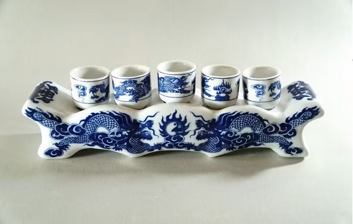 Kỷ nước trên bàn thờ thường được đựng nước hoặc rượu đặt lên bàn thờ. Các ly nước được đặt ngay ngắn vào kỷ ngai, mang ý nghĩa tượng trưng cho sự vững chắc, bền lâu. Cầu mong sự soi sáng, tổ tiên phù hộ độ trì cho toàn thành viên trong gia đình.