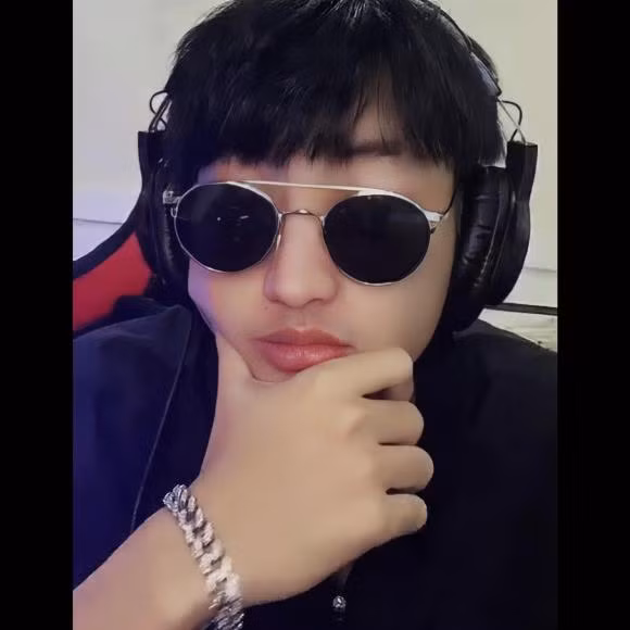 It ai ngo Hoai Lam co mot em ho dien trai va day tai nang-Hinh-2