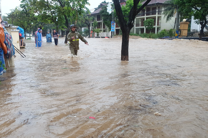 Do nước lũ xuống nhanh, trong khi hệ thống thoát nước nơi đây đang thi công dang dở nên nước thoát không kịp khiến nhiều khu dân cư ở khu vực này ngập chìm trong biển nước (Ảnh: T.Đ.).