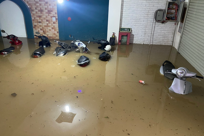 Nhiều xe máy bị ngập trong nước lũ (Ảnh: T.Q.).