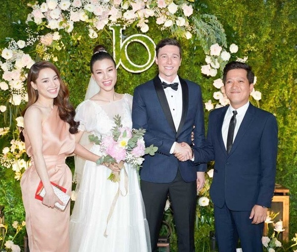 Trong đám cưới Hoàng Oanh và chồng Tây, Nhã Phương nhận về cơn mưa lời khen với phong cách tinh tế bên cạnh hai nhân vật chính của hôn lễ. Thiết kế đầm hồng pastel ngọt ngào, kiểu dáng lệch vai giúp bà xã Trường Giang tôn khéo vòng eo thon cùng vẻ ngoài nữ tính.