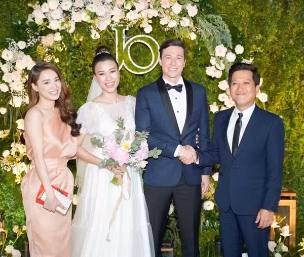 Trong đám cưới Hoàng Oanh và chồng Tây, Nhã Phương nhận về cơn mưa lời khen với phong cách tinh tế bên cạnh hai nhân vật chính của hôn lễ. Thiết kế đầm hồng pastel ngọt ngào, kiểu dáng lệch vai giúp bà xã Trường Giang tôn khéo vòng eo thon cùng vẻ ngoài nữ tính.