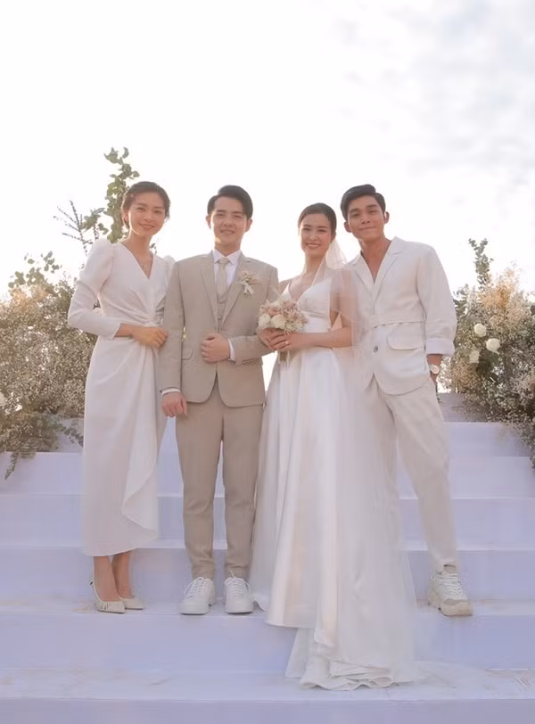 Ngô Thanh Vân lại ghi điểm bởi vẻ ngoài nhẹ nhàng thanh thoát trong thiết kế đầm trắng xoắn eo cổ V thanh lịch dịu dàng. Việc lựa chọn kiểu búi gọn gàng để vài lọn xoăn càng giúp vẻ ngoài của cô thêm phần sang trọng tinh tế.