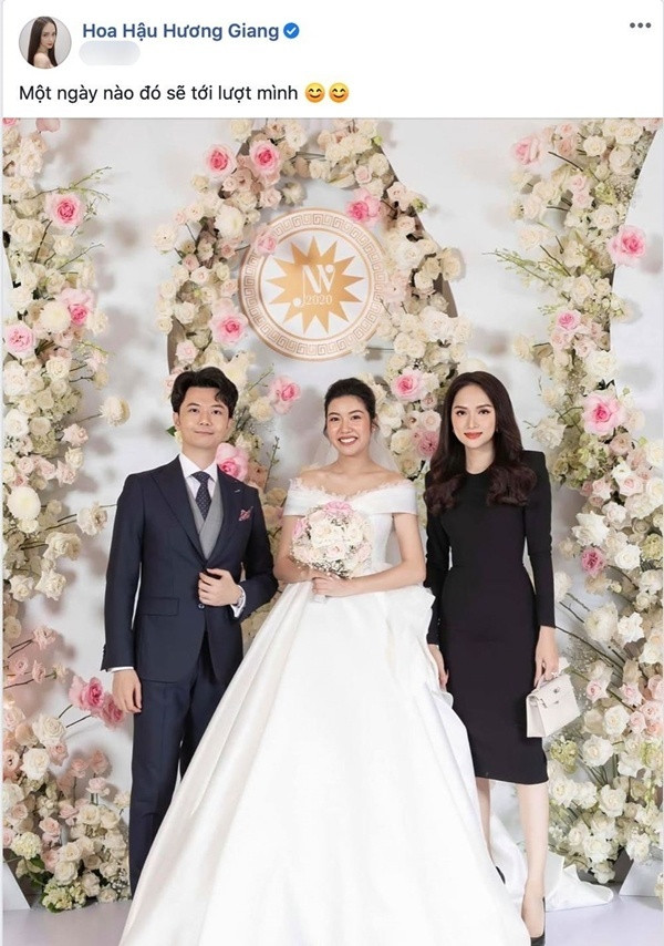 Trong đám cưới của Thúy Vân, Hương Giang ghi điểm bởi bộ cánh tông màu tối giản nhưng không kém phần sang trọng. Thiết kế đầm đen ôm sát được cô nàng phối cùng giày cao gót và túi xách mini ánh bạc.