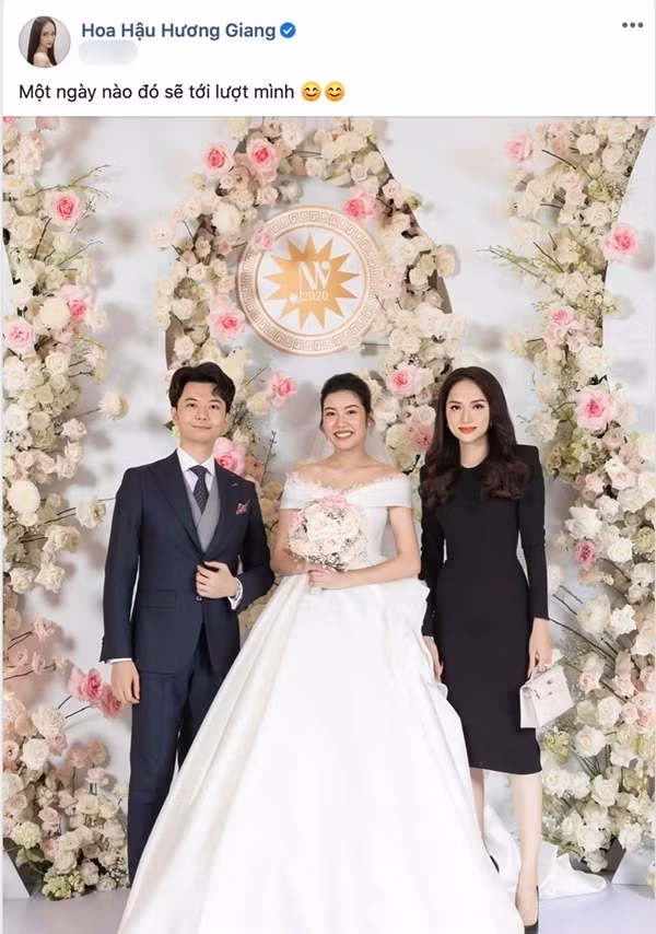 Trong đám cưới của Thúy Vân, Hương Giang ghi điểm bởi bộ cánh tông màu tối giản nhưng không kém phần sang trọng. Thiết kế đầm đen ôm sát được cô nàng phối cùng giày cao gót và túi xách mini ánh bạc.