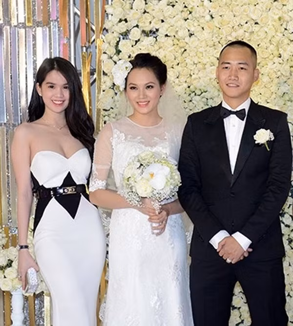 Ngọc Trinh lấn át cả cô dâu Ngọc Thạch khi diện váy trắng dài ôm sát với phần ngực trễ nải khoe vòng một nóng bỏng.