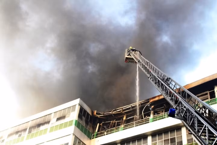 70 xe chữa cháy chuyên dụng và hơn 800 cán bộ, chiến sĩ thuộc nhiều lực lượng đã cùng tham gia chữa cháy Theo đại tá Bửu, có khoảng 840 cán bộ, chiến sĩ cảnh sát chữa cháy và nhiều lực lượng khác cùng 70 xe nước, xe thang chuyên dụng…đã tham gia chữa cháy. Phải mất hơn 5 giờ đám cháy mới được dập tắt hoàn toàn. Rất may mắn là không có thiệt hại về người.