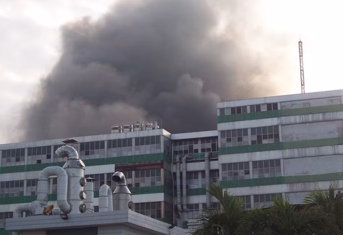 Khói lửa bao trùm khu công nghiệp Tân Tạo.