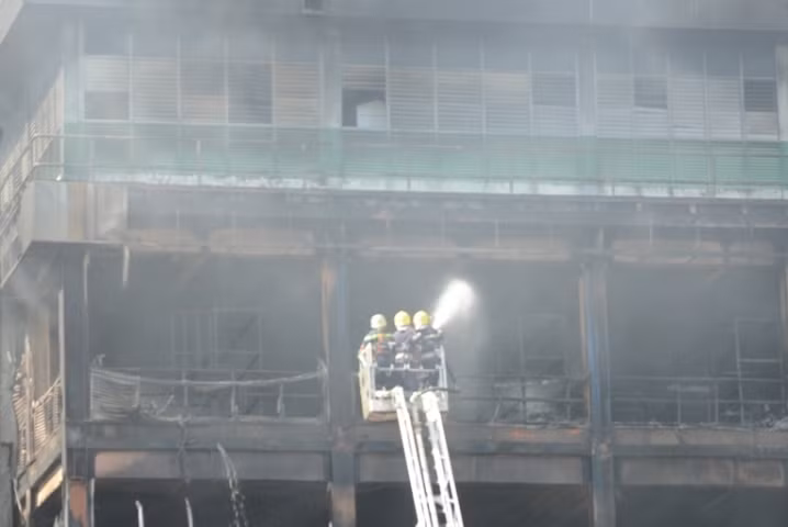 ... đã được điều động đến hiện trường tham gia chữa cháy suốt hơn 5 giờ...