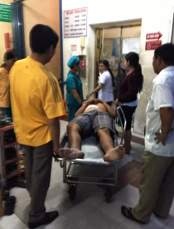 Anh Đoàn Thanh Tú đang được đưa vào phòng mổ cấp cứu vết thương.