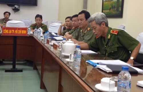 Thiếu tướng Phan Anh Minh, Phó giám đốc Công an TP HCM (bìa phải) thông tin về vụ án.