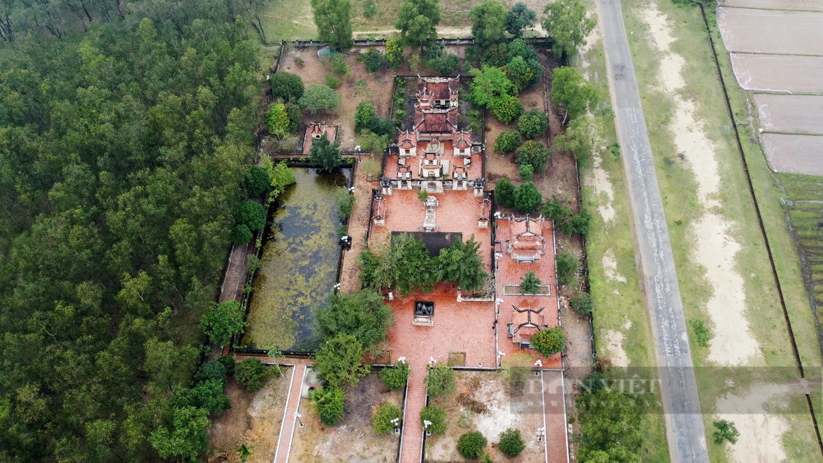 Đền Nen được thiết kế trên một mặt bằng theo hình chữ nhật với tổng thể các bộ phận kiến trúc đăng đối hài hòa, theo một trục chính (hay còn gọi là trục thần đạo) ở giữa, các bộ phận kiến trúc chủ yếu của di tích. Các bộ phận kiến trúc của tổng thể khu di tích đền Nen đều được sắp xếp bố cục tổng thể liên hoàn khép kín bằng một hệ thống tường dắc liên hoàn bao quanh, nó tuân thủ theo một quy tắc chặt chẽ của lối kiến trúc điển hình thời Lê - Nguyễn.