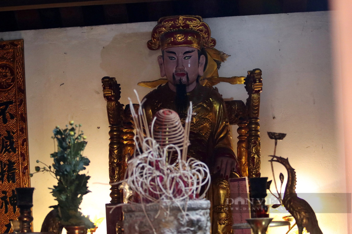 Lý Nhật Quang (995-1057). Năm 1039, ông được nhà vua Lý Thái Tông (anh trai cả của Lý Nhật Quang) cử vào trông coi tô thuế tại vùng đất Hoan Châu (tức là Nghệ An, Hà Tĩnh ngày nay). Suốt 16 năm trị nhậm ở Nghệ Tĩnh, Lý Nhật Quang đã có công rất lớn trong việc khai dân lập ấp, mở mang, giữ yên bờ cõi, phát triển kinh tế, củng cố, xây dựng nơi đây trở thành căn cứ địa then chốt, một pháo đài kiên cố cả về quân sự, kinh tế và chỗ dựa vững chắc không chỉ đối với nhà Lý mà cả triều Trần, Lê, Nguyễn sau này.