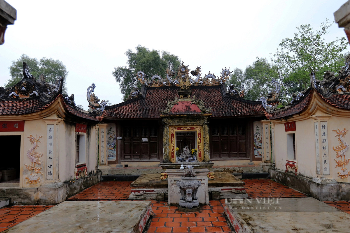 Kiến trúc đăng đối quy tụ vào một tâm điểm trên một bình đồ kiến trúc hình chữ nhật của các bộ phận kiến trúc theo tầng, lớp kéo dài cho ta một cảm giác vừa cổ kính uy nghiêm của một công trình kiến trúc mang đậm màu sắc tâm linh tôn giáo theo Nho giáo vào thời Lê.