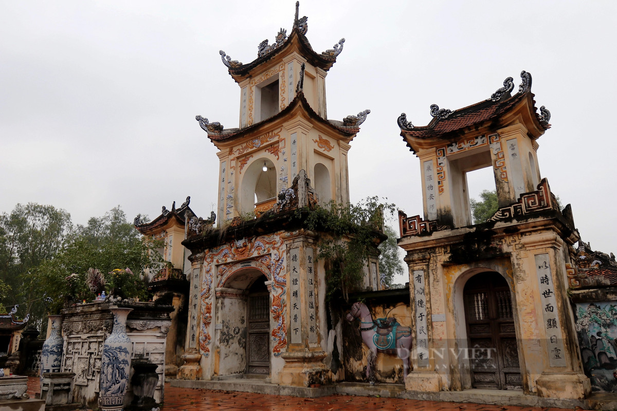 Cổng tam quan đền được đánh giá đẹp bậc nhất Hà Tĩnh, có kiến trúc hai tầng tám mái, hai bên đều khắc câu đối chữ Hán mang mô típ kết cấu thời Lý.