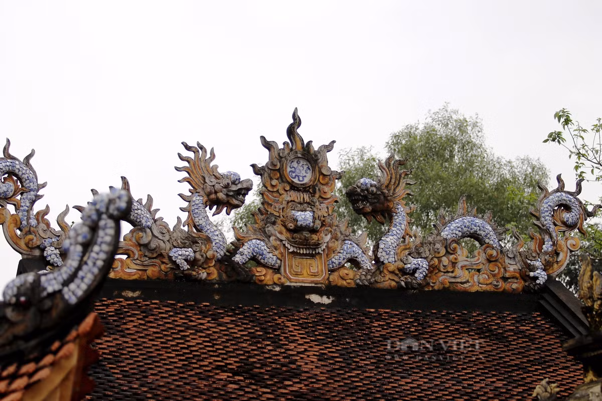 Đền Nen sử dụng nhiều hình tượng con rồng được lặp đi lặp lại nhiều lần, có thể đó là những bức chạm khắc trên các vì kèo, xà, hạ, cột hay các bức cốn, con kê hoặc được đắp nổi ở mỗi các bộ phận cấu trúc đền Nen. Hình tượng con rồng uyển chuyển có hồn trong mỗi bức chạm khắc trên chất liệu đá và gỗ của các nghệ nhân xưa, là biểu tượng của quyền uy và của tâm linh người Việt cổ.