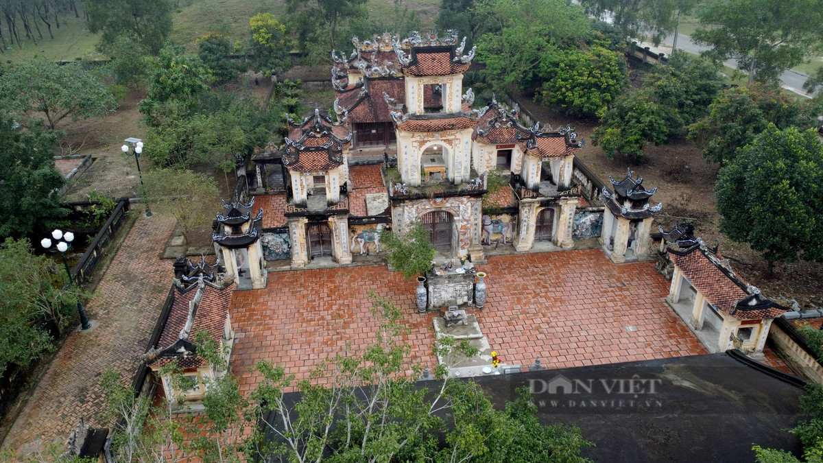 Đền Nen (hay gọi là đền Cả, đền Tam Tòa Đại Vương) tọa lạc tại xã Việt Tiến, huyện Thạch Hà (Hà Tĩnh) xây dựng vào thế kỷ 15 thờ Lý Nhật Quang làm Thành hoàng (con thứ 8 của vua Lý Thái Tổ). Ngôi đền có kiến trúc độc đáo, linh thiêng và nơi chốn sinh hoạt tâm linh của người dân trong vùng.