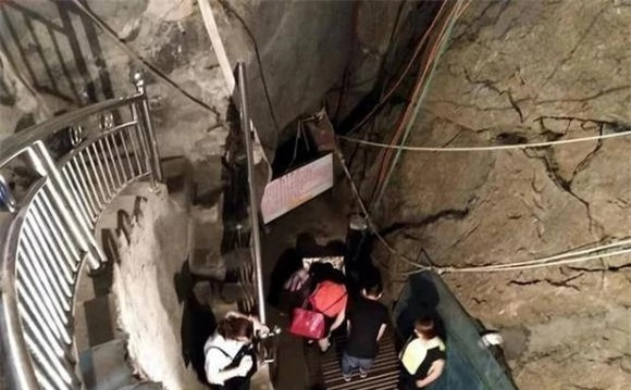 Mơ thấy kho báu dưới nhà, người đàn ông quyết đào, không ngờ tìm thấy - Hình 4 Mo thay kho bau duoi nha, nguoi dan ong quyet dao, khong ngo tim thay-Hinh-4