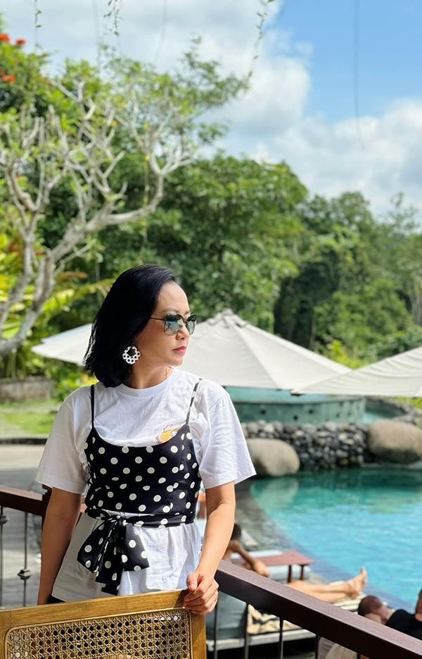 au những trắc trở trong chuyện yêu đương, Hồng Anh chính thức trở thành người phụ nữ gia đình khi nhà phê bình Thanh Sơn ly hôn vợ. Thời điểm sau kết hôn, cô luôn cố gắng vun vén, nội trợ chăm lo cho chồng.