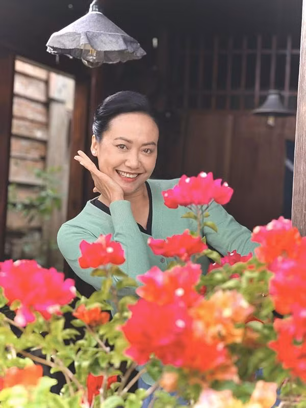 Được biết, thời điểm mới quen biết, Thanh Sơn có vợ và hai con. Hồng Ánh nhận nhiều lời chỉ trích "tiểu tam" xen ngang hạnh phúc gia đình người khác. Tuy nhiên, nữ diễn viên vẫn âm thầm thầm chịu đựng