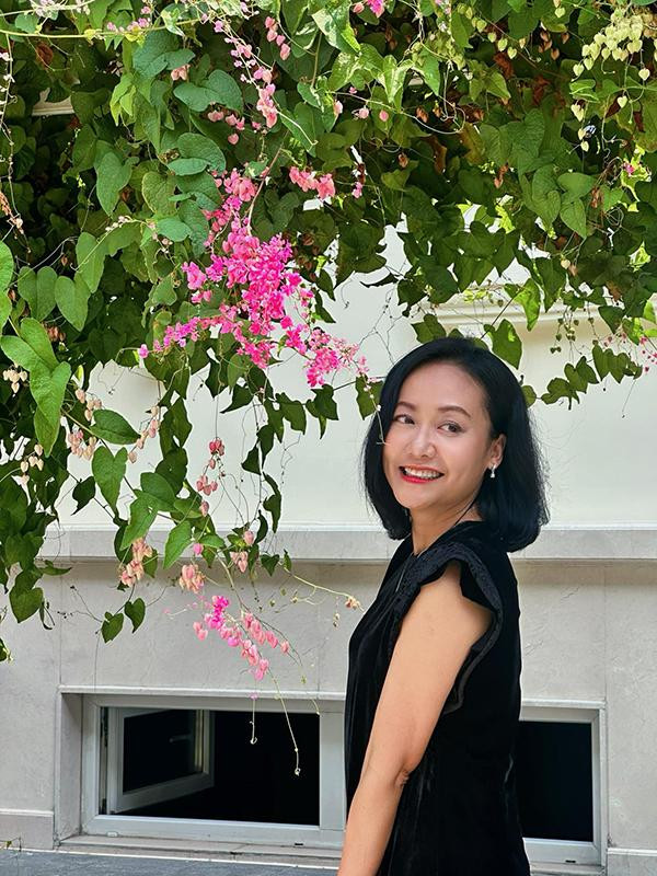 uy nhiên, đã hơn chục năm bên nhau, vợ chồng Hồng Ánh vẫn chưa có con chung. Hồng Ánh cho biết cô từng tìm nhiều cách để cố có con, tuy nhiên một phần do cơ địa nên mong muốn này vẫn chưa thành. Song ở tuổi 47, Hồng Ánh thay đổi cách suy nghĩ, cô muốn tận hưởng cuộc sống nhiều hơn, trân trọng từng giây phút bên chồng và người thân.