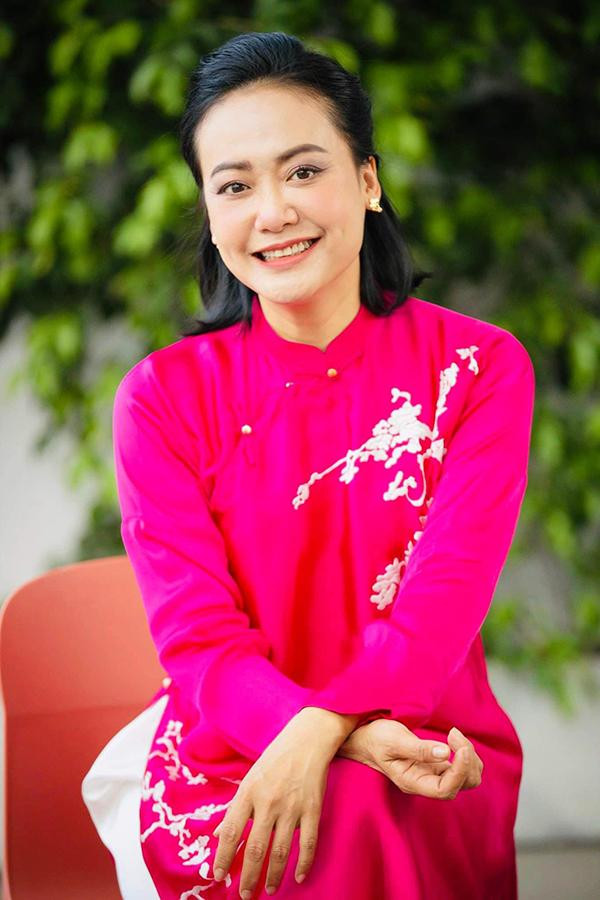 ồng Ánh từng bộc bạch: "Tôi có một scandal lớn nhất là người ta tố tôi 'giật chồng', nhưng tôi thấy rất bình thường. Tôi quan tâm là bố mẹ chồng, ba mẹ tôi, những người tôi yêu thương nhìn sự việc đó như thế nào, người bạn đời của tôi nữa, vậy là đủ. Thậm chí, với vợ cũ của chồng cũng vậy, những người trong cuộc là người hiểu rõ câu chuyện, tôi không quan tâm người ngoài nghĩ gì".