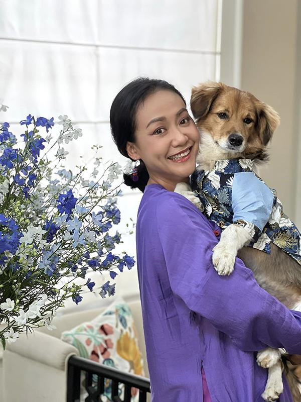 Trước 40 tuổi, tôi còn cố tìm cách để có con. Việc khó có con một phần do cơ địa của tôi. Một phần tôi cũng không nỗ lực điên cuồng. Có lẽ có con chưa hẳn là điều quan trọng số một với vợ chồng tôi", Hồng Ánh chia sẻ.