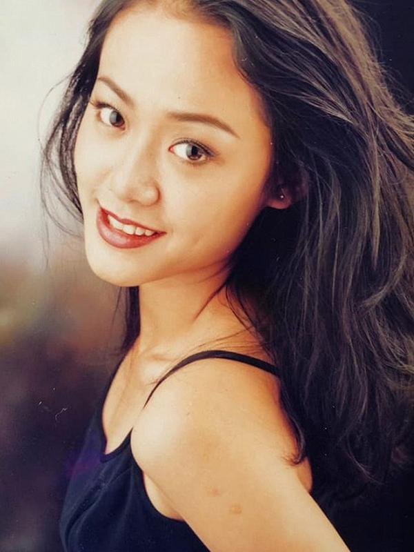 ##b###Hồng Ánh là một trong những đạo diễn, diễn viên có tiếng của màn ảnh Việt. Cô quen mặt với khán giả qua nhiều dự án phim ảnh như: Mùi Ngò Gai, Người Đẹp Tây Đô, Thưa Mẹ Con Đi, Trăng Nơi Đáy Giếng, Mười, Đảo Của Dân Ngụ Cư. Ở tuổi 47, Hồng Anh có cuộc sống hôn nhân hạnh phúc bên người chồng kín tiếng Nguyễn Thanh Sơn.