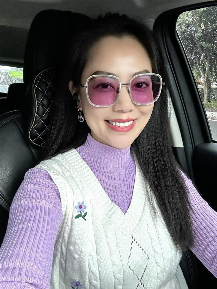 Khi đi du lịch, tham gia các hoạt động thể thao ngoài trời, sao nữ này ưu tiên những mẫu áo thun, áo phông hoặc sơ mi kết hợp cùng quần jeans, quần short, mang lại cảm giác thoải mái, dễ dàng di chuyển. Người đẹp quê Thái Nguyên cũng trung thành với mái mái tóc đen dài, cùng lối make up nhẹ nhàng. 