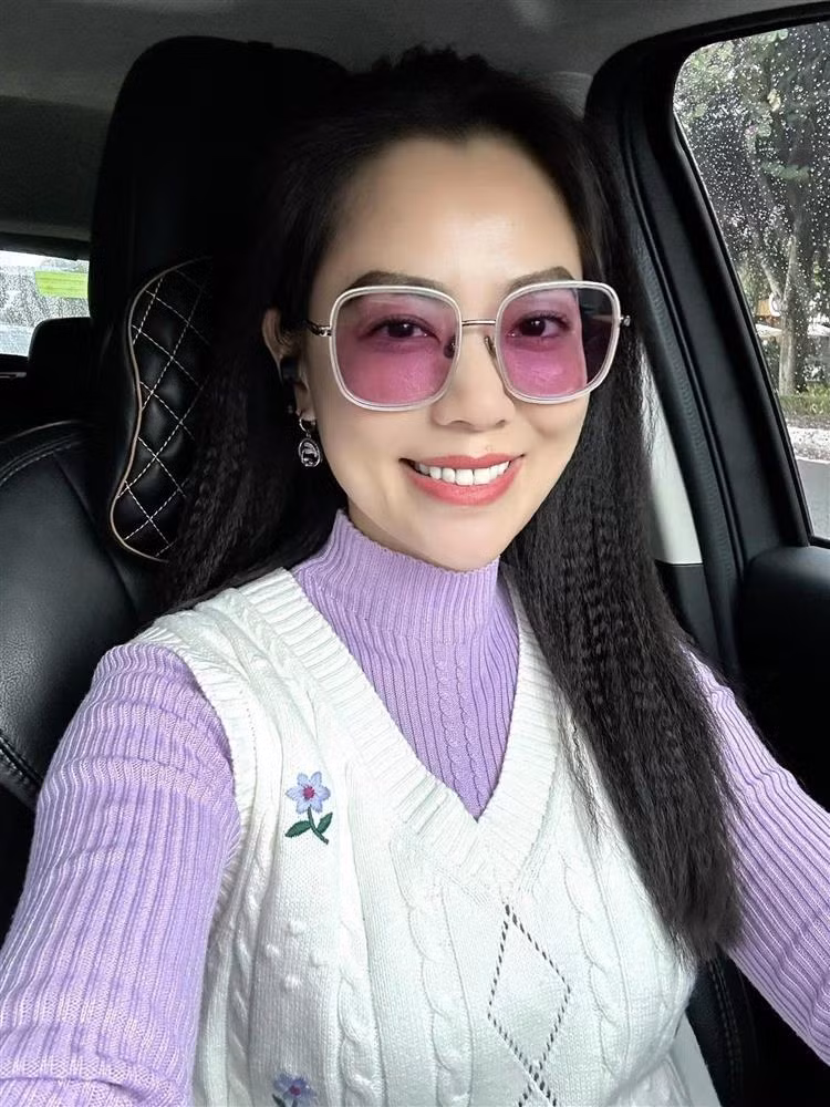 Khi đi du lịch, tham gia các hoạt động thể thao ngoài trời, sao nữ này ưu tiên những mẫu áo thun, áo phông hoặc sơ mi kết hợp cùng quần jeans, quần short, mang lại cảm giác thoải mái, dễ dàng di chuyển. Người đẹp quê Thái Nguyên cũng trung thành với mái mái tóc đen dài, cùng lối make up nhẹ nhàng. 