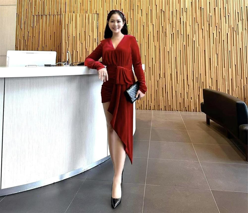 Từng tham gia một số cuộc thi nhan sắc và giành giải cao như "Người mặc áo dài đẹp nhất" trong cuộc thi "Người đẹp Thái Nguyên" (2001-2002) và Miss duyên dáng của cuộc thi "Phụ nữ Thế kỷ 21" (năm 2006), Thu Hiền luôn xuất hiện với vẻ ngoài chỉn chu, xinh đẹp. Thu Hiền cũng không kén các trang phục có nhiều màu sắc nổi bật. Nhờ biết cách mix&amp;match trang phục cùng các phụ kiện, cô trông thu hút hơn.