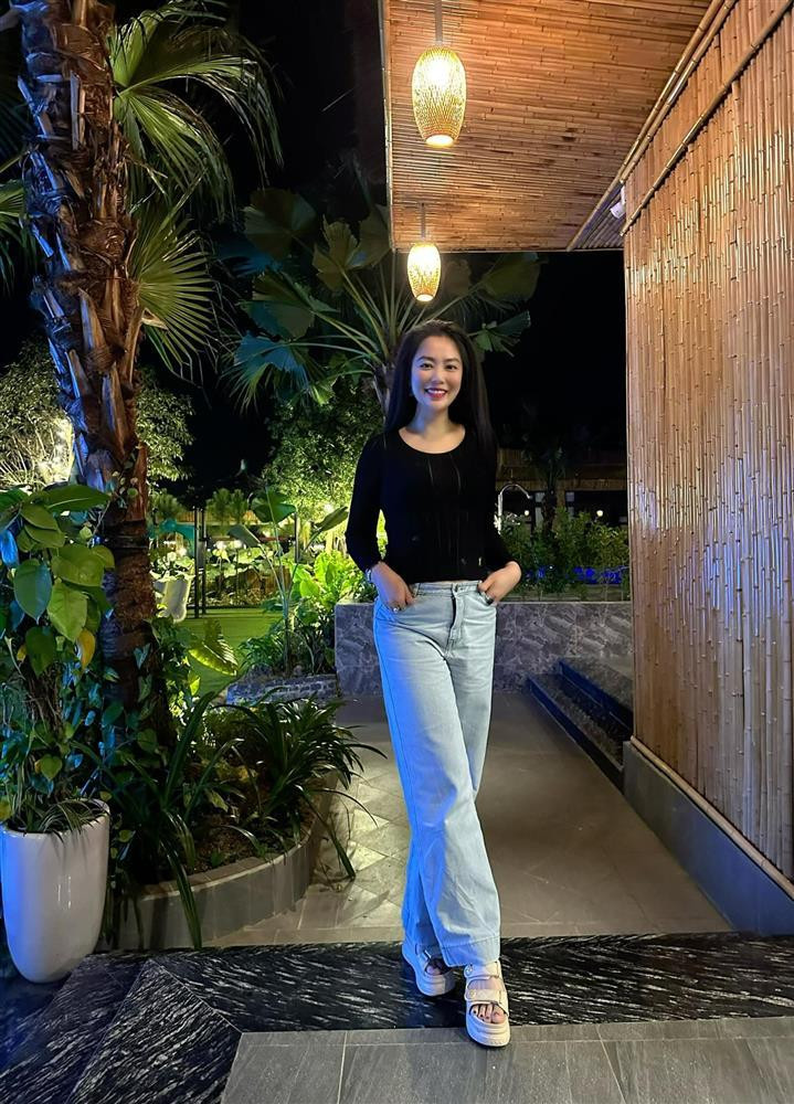 Nếu như trên phim, Thu Hiền thường diện những trang phục gợi cảm, tôn vòng 1 vì yêu cầu của nhân vật thì ngoài đời Thu Hiền có gu thời trang trẻ trung, thanh lịch. Trong đó, cô chuộng những mẫu áo, váy cổ chữ V hoặc xẻ tà cao, giúp khoe vóc dáng vừa phải khi tham gia các sự kiện, đi cafe cùng bạn bè.