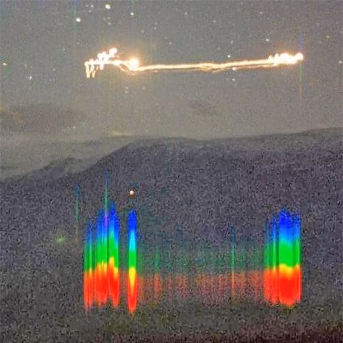 4. Những ánh đèn ma trơi Hessdalen. Những ánh đèn Hessdalen hay ánh sáng ma trơi đã được nhìn thấy nhiều lần ở Na Uy trong thế kỷ trước, với tần suất xuất hiện dày đặc nhất là từ năm 1981 cho tới 1984. Chúng nhanh chóng tạo nên hàng loạt tranh luận gay gắt cả trong giới khoa học lẫn truyền thông.