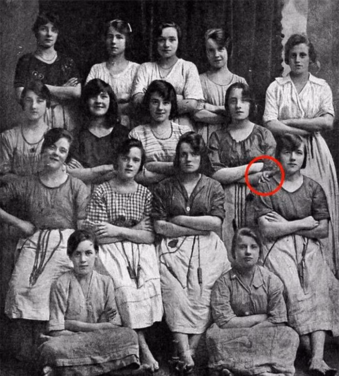 8. Bàn tay từ hư không. Bức ảnh chụp những người phụ nữ Ireland những năm 1930 của thế kỷ trước. Đây là ảnh chụp tập thể của các công nhân một nhà máy may. Nhưng nó lại trở nên nổi tiếng và khiến thế giới sợ hãi vì bàn tay không thuộc về ai đặt trên vai người phụ nữ ngồi bên trái ngoài cùng.