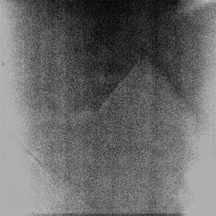 9. Những kim tự tháp trên mặt trăng. Bức ảnh được chụp bởi tàu Apollo 17 của Mỹ trong chuyến bay cuối cùng lên mặt trăng, có một khối hình trông giống ngọn núi hoặc kim tự tháp. Có người tin rằng có thể có những kim tự tháp lớn hay thậm chí là lâu đài trên mặt trăng mà NASA không công khai thông tin ra ngoài. Nhưng dù bị hoài nghi nhiều năm, NASA hay các chuyên gia liên quan cũng không đưa ra lời giải thích về vật thể trong hình này.