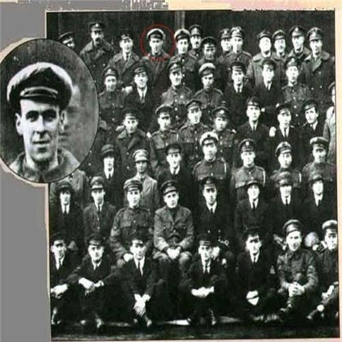 5. Bức ảnh chụp Freddy Jackson. Thoạt nhìn, ai cũng chỉ nghĩ đây là một bức ảnh chụp tập thể những người lính bình thường. Nhưng ở hàng cuối cùng, đứng thứ tư từ phải sang có một nhân vật lẽ ra không nên ở đó. Người đàn ông này tên là Freddy Jackson - thợ cơ khí của không lực hoàng gia Anh. Hình ảnh này được chụp trong chính tang lễ của Freddy và người lính này vừa qua đời cách đó 2 ngày. Ảnh được chụp năm 1919, khi chắc chắn chưa có công nghệ chỉnh ảnh nào có thể can thiệp.