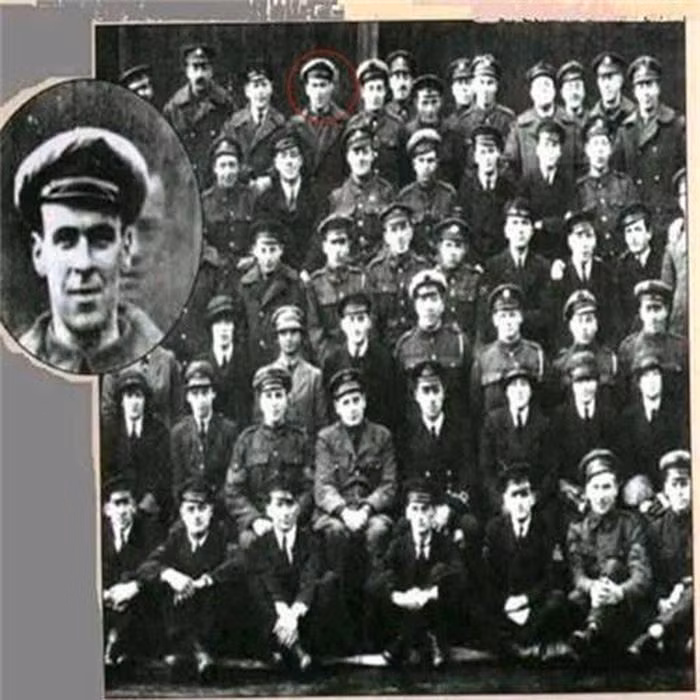 5. Bức ảnh chụp Freddy Jackson. Thoạt nhìn, ai cũng chỉ nghĩ đây là một bức ảnh chụp tập thể những người lính bình thường. Nhưng ở hàng cuối cùng, đứng thứ tư từ phải sang có một nhân vật lẽ ra không nên ở đó. Người đàn ông này tên là Freddy Jackson - thợ cơ khí của không lực hoàng gia Anh. Hình ảnh này được chụp trong chính tang lễ của Freddy và người lính này vừa qua đời cách đó 2 ngày. Ảnh được chụp năm 1919, khi chắc chắn chưa có công nghệ chỉnh ảnh nào có thể can thiệp.