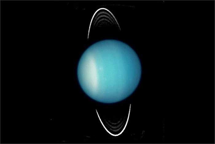  Lực hấp dẫn trên bề mặt của sao Kim, sao Thổ, sao Thiên vương và sao Hải vương tương tự như của Trái đất. 