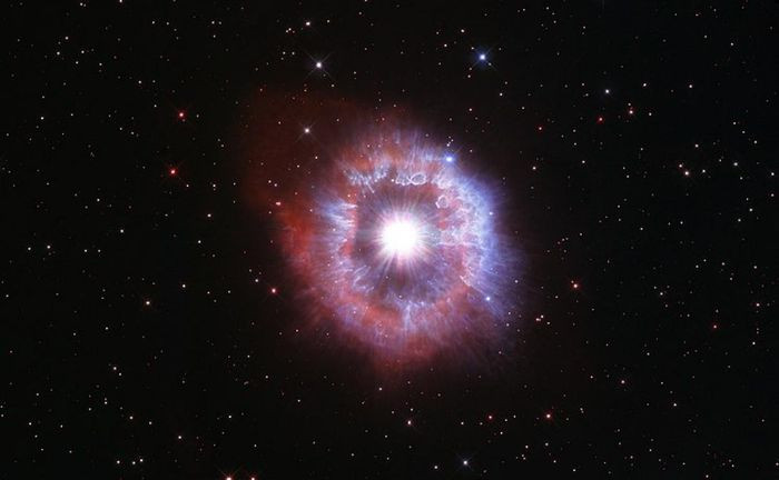Kính thiên văn Hubble ghi lại hình ảnh của AG Carinae - một trong những ngôi sao sáng nhất Dải Ngân hà. Ngôi sao này được bao quanh bởi một vầng hào quang bụi và khí. Các nhà khoa học tin rằng, tinh vân khổng lồ này xuất hiện sau khi một hoặc nhiều vụ phun trào xảy ra cách đây 10.000 năm. Bản thân tinh vân này đã rộng 5 năm ánh sáng, xấp xỉ khoảng cách từ Trái Đất đến hệ sao gần nhất với chúng ta là Alpha Centauri.