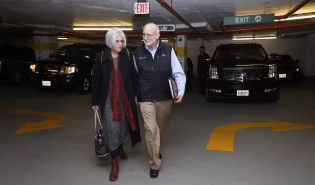 Ông Alan Gross (phải) được Cuba phóng thích trong dịp này.