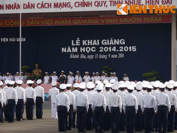 Buổi khai giảng diễn ra trong không khí trang nghiêm.