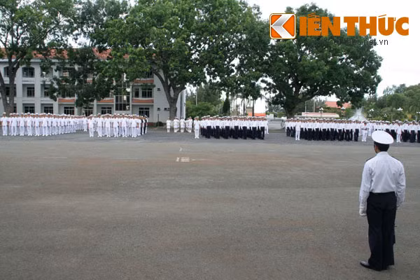 Các khối đội hình học viên, cán bộ giảng viên nhà trường.